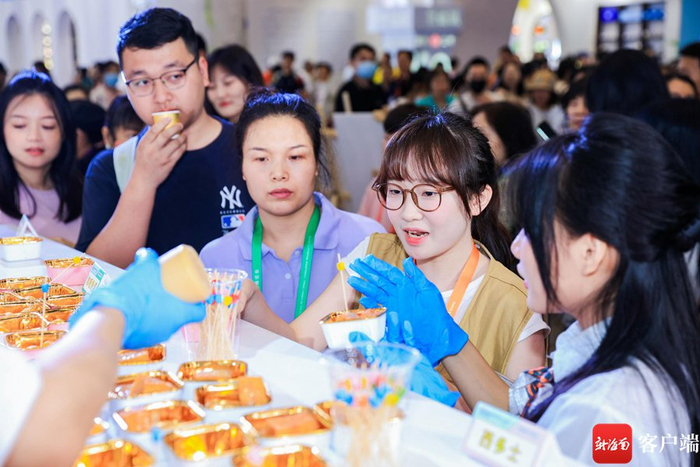 消博会社会公众开放日，“香港时尚馆”将为广大消费者带来丰富的互动游戏和福利。记者李昊 摄