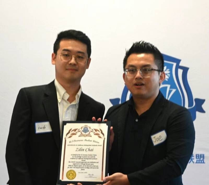 （美国留学生协会联盟创始人吴宇宙为亚裔动物保护协会创会会长柴梓霖颁发加州杰出毕业生奖）