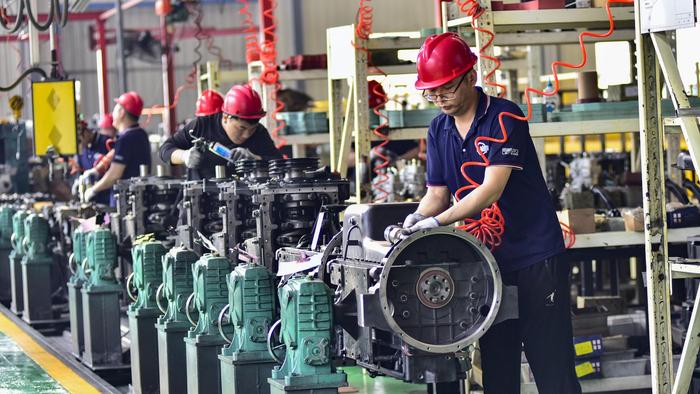 山东潍坊,青州市何官镇一家机械装备制造企业,工人在车间内装配发动机