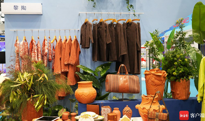 海南国货潮品馆里的黎陶展品。记者 汪承贤 摄
