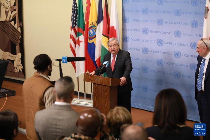 4月15日，在位于纽约的联合国总部，联合国秘书长古特雷斯（中）举行记者会。新华社记者 谢锷 摄