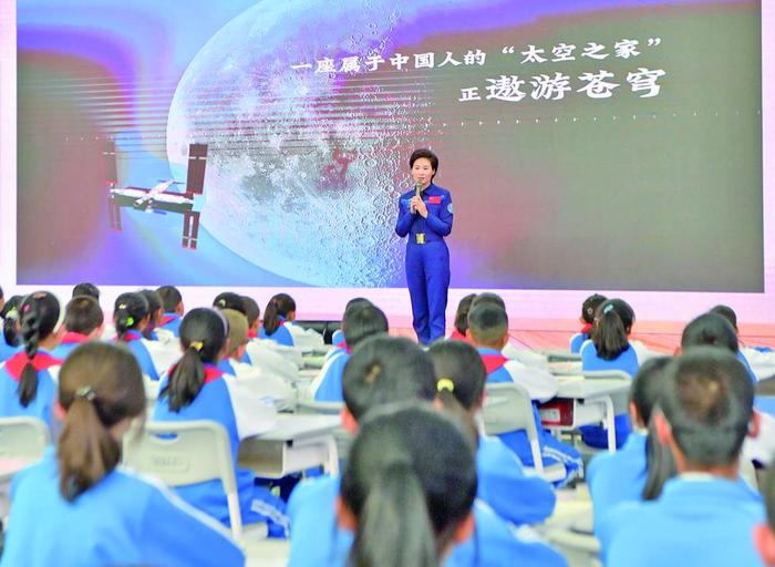 中国首位女航天员刘洋正在为同学们授课。王伟才 李娜 摄