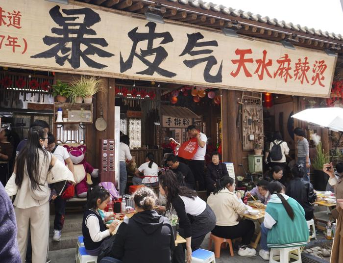 2024年4月4日，游客在位于甘肃省天水市秦州区的一家麻辣烫店吃麻辣烫。新华社记者 马希平 摄