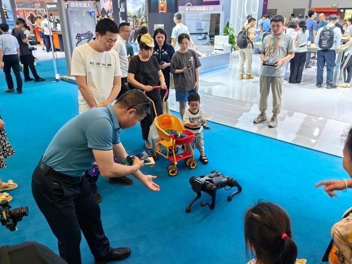 　　第四届消博会上，一款四足机器人产品引人围观。新华社记者吴茂辉 摄