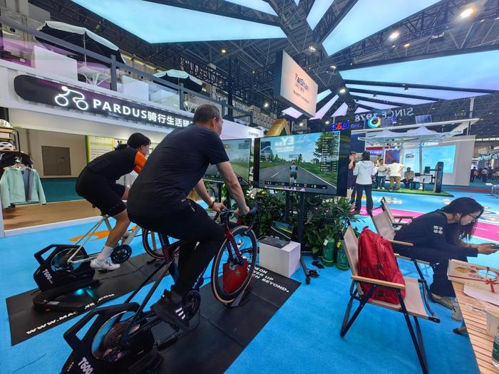 　　观众在第四届消博会上体验可模拟各种山地场景骑行的自行车。新华社记者吴茂辉 摄