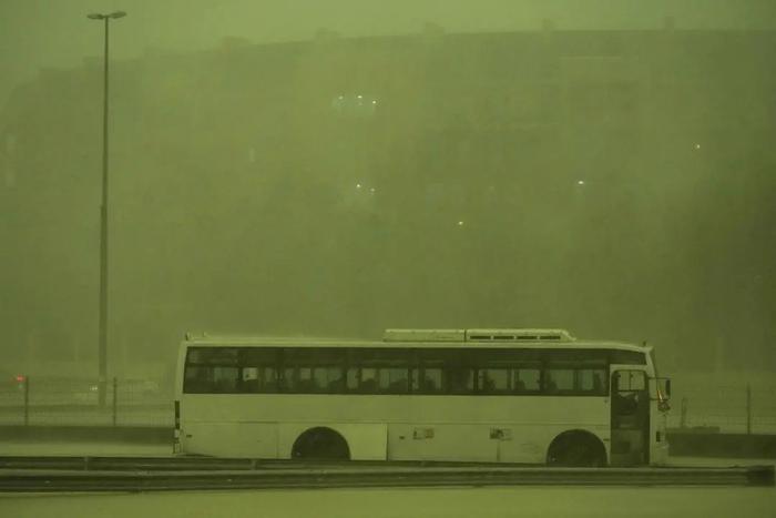 突降暴雨，75年来最严重！迪拜天空“一秒变绿”，阿联酋全国停课，邻国阿曼19人死亡