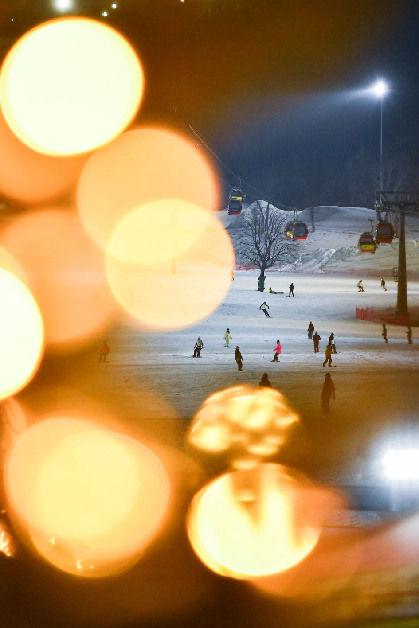 2023年12月14日，滑雪爱好者在吉林省吉林市万科松花湖度假区体验“夜滑”。 新华社记者 许畅 摄