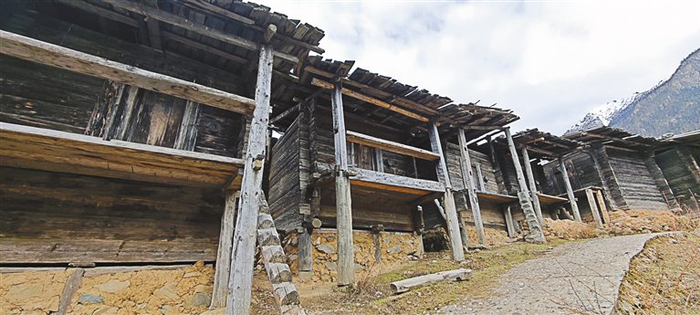 图为八盖乡日卡村粮仓一角。