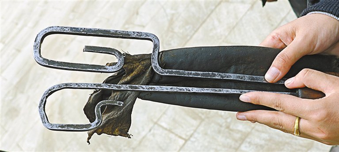 图为八盖木锁的钥匙。