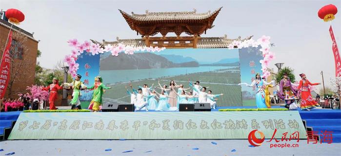 活动现场的歌舞表演。人民网记者 张莉萍摄
