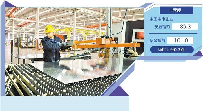 　　工人在河北省邢台市威县高新区一家电力设备有限公司生产线上工作。新华社记者 王 晓摄
