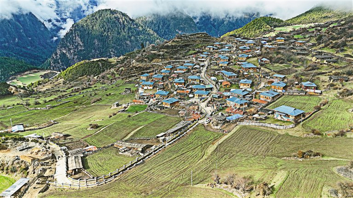 图为八盖乡日卡村航拍图。