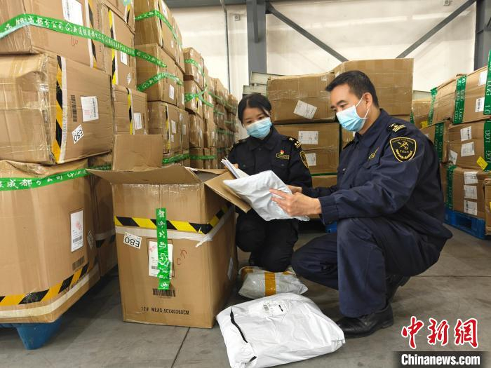 成都双流机场海关关员正在查验出口跨境电商商品.成都海关供图