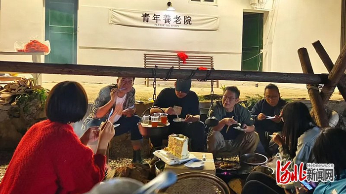 住客在“问巢·青年养老院”围炉煮茶。 供图/路雷雷