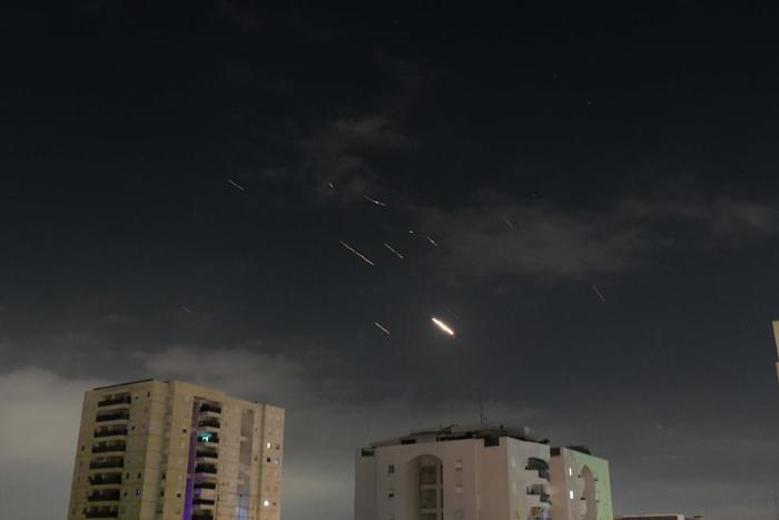 这是4月14日凌晨在以色列特拉维夫拍摄的以色列防空系统启动拦截的画面。新华社发（托默·诺伊贝格摄/基尼图片社）