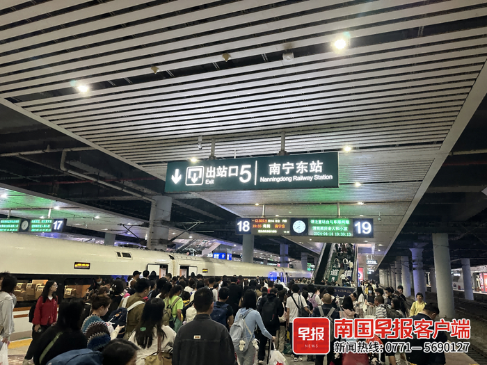 4月14日晚7时许，南宁东站的站台上，许多旅客正在出站。记者 李艺 闫芬丽 摄