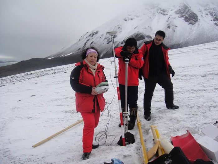 庞小平教授在北极执行山地冰川运动监测任务