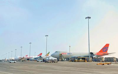 郑州新郑机场北货运区，来自不同国家的全货机有序装卸货物。曹 楷摄