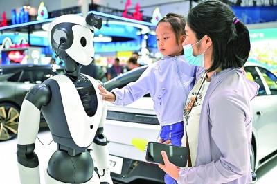 4月15日，观众在消博会上与AI人形智能服务机器人互动。新华社发