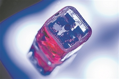 微型植入式脑刺激器被证明可在人体工作。    图片来源：杰夫·费特罗/莱斯大学