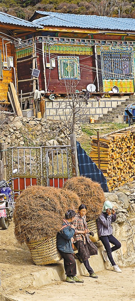 图为日卡村劳作的村民在小憩。