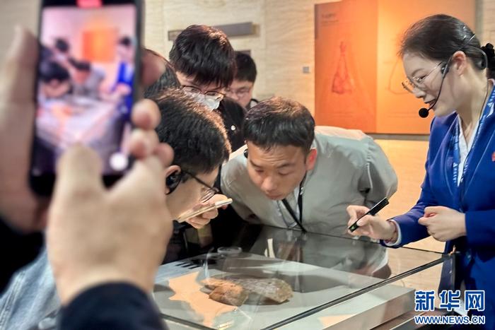 　　4月9日晚，参访团成员在中国文字博物馆参观文物。