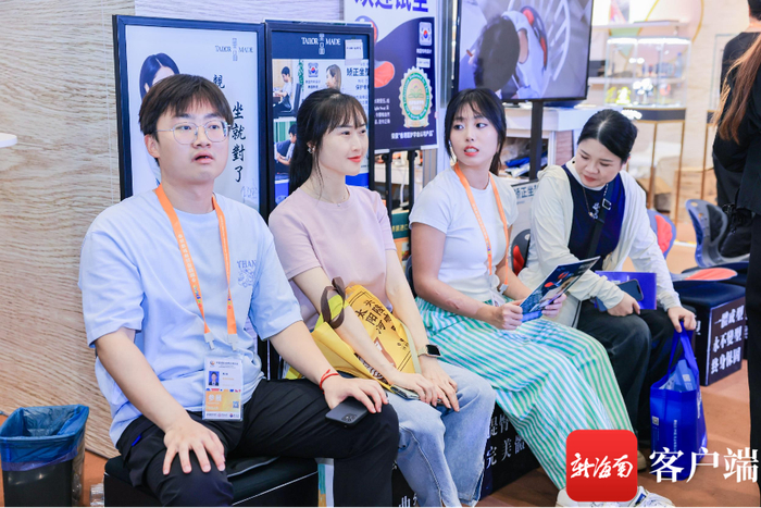 在斯博国际拓展有限公司展区，逛展观众正在试坐量品矫正坐垫。记者 杜倬荷 摄