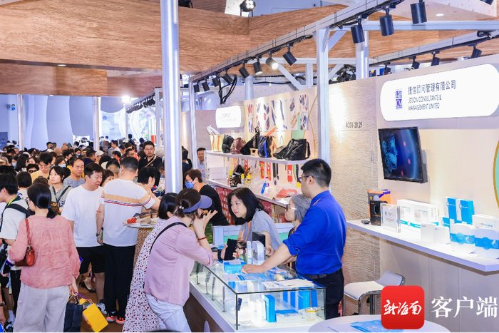 　　在捷信顾问管理有限公司展区，一个个白色方形的消毒产品吸引了广大观众驻足围观。记者 杜倬荷 摄