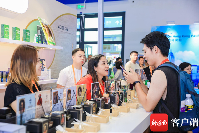 　　在绿情蓓美妆有限公司展区，逛展观众正在挑选香薰。记者 杜倬荷 摄