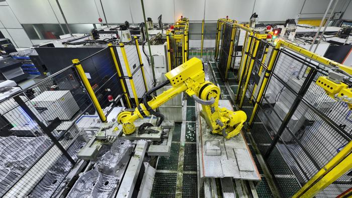 资料图：2024年3月27日，江苏省扬州市，工业机器人进行作业