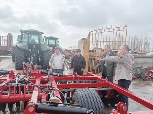 图为农行巩留县支行农贷客户经理陪同农户购买农机。图片由农行新疆分行提供