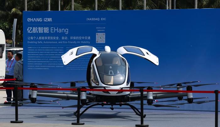 　　在第四届消博会上展出的无人驾驶载人航空器。新华社记者杨冠宇 摄