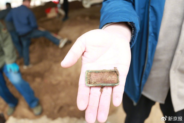 河北省沧州市肃宁县“雪村突围战”烈士墓出土的烈士徽章。杨进涛摄