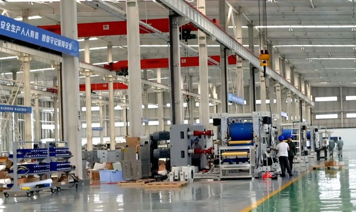 位于市经开区的波若涅利电池设备有限公司生产车间内，工人正在安装智能化生产设备。（叶晓强摄）