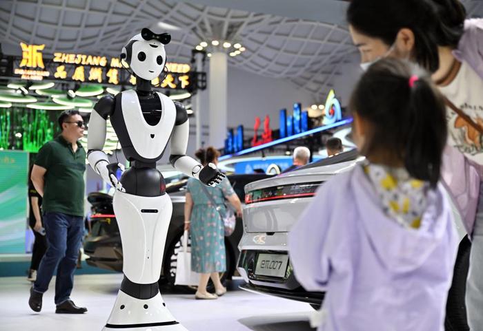 4月15日，第四届消博会湖北展馆的一台AI人形智能服务机器人在与观众互动。新华社记者 郭程 摄