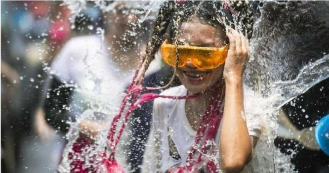 ▲民众和游客一同庆祝泼水节