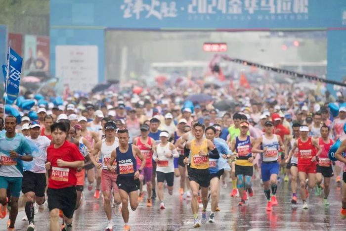 跑友奔跑在2024金华马拉松赛道上 图源：“金华发布”微信公众号