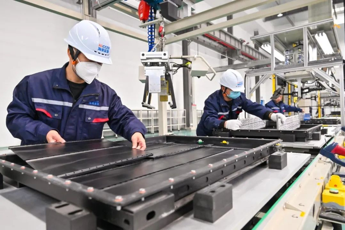 近日，巨鹿中海巢新能源科技有限公司工人正在调试设备。（郝德明摄）