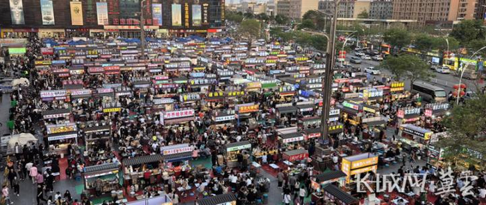 正定小商品夜市走红。长城网·冀云客户端记者 冯硕 摄