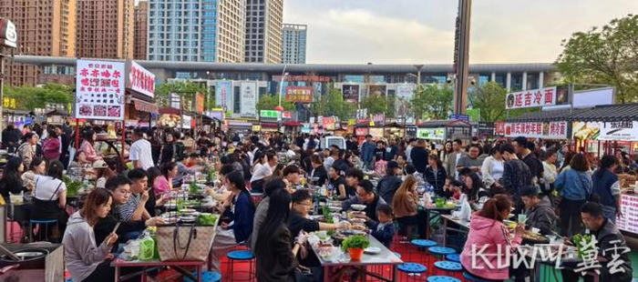 小吃摊位前人头攒动。长城网·冀云客户端记者 冯硕 摄