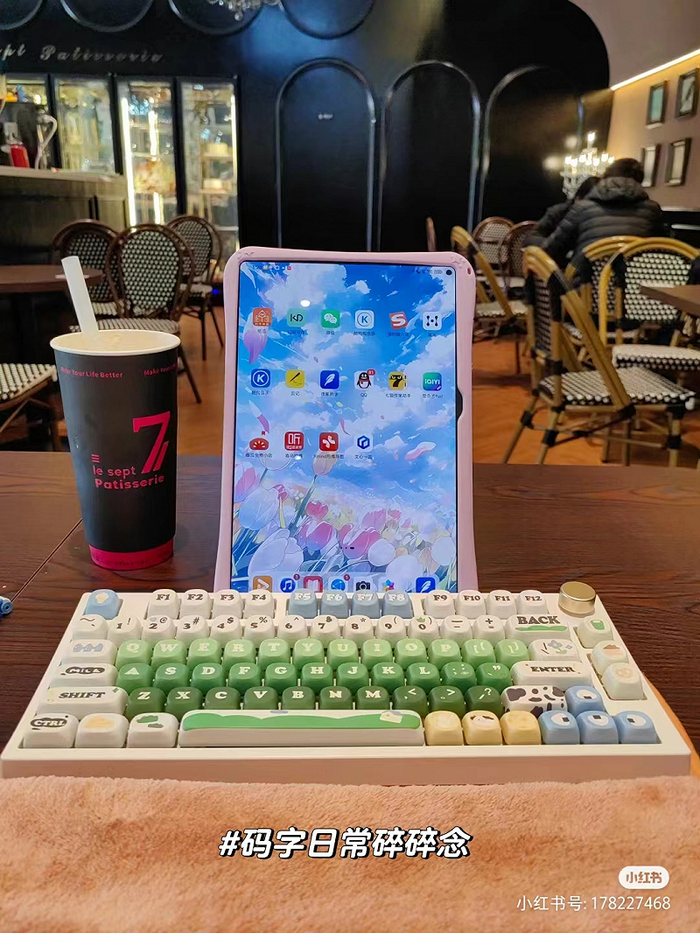 ▲莫圆圆在咖啡馆写作。图 / 受访者供图