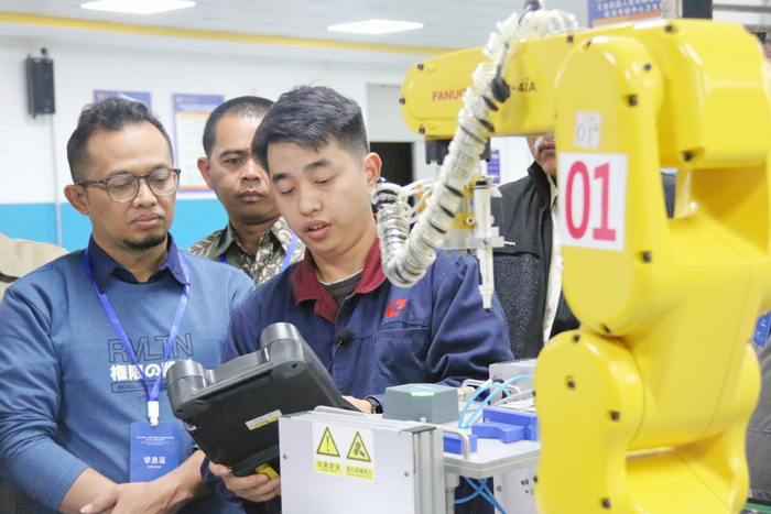 来自东盟国家的技术人员在柳州职业技术学院接受培训。学校供图