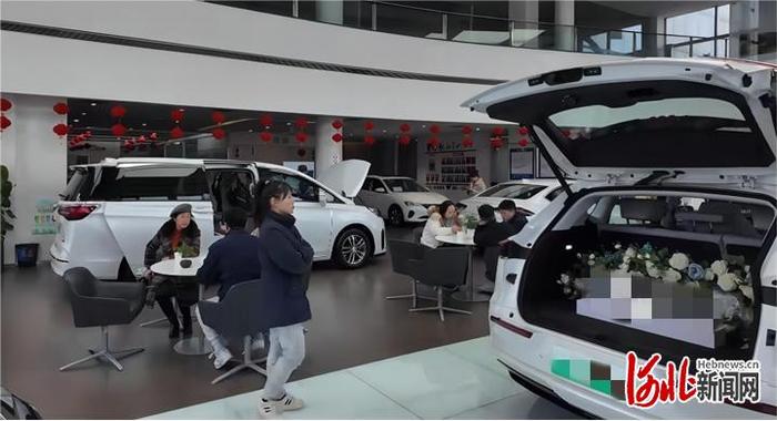 4月13日，石家庄某品牌汽车4S店内，来看车的顾客络绎不绝。 河北日报记者 王思达摄