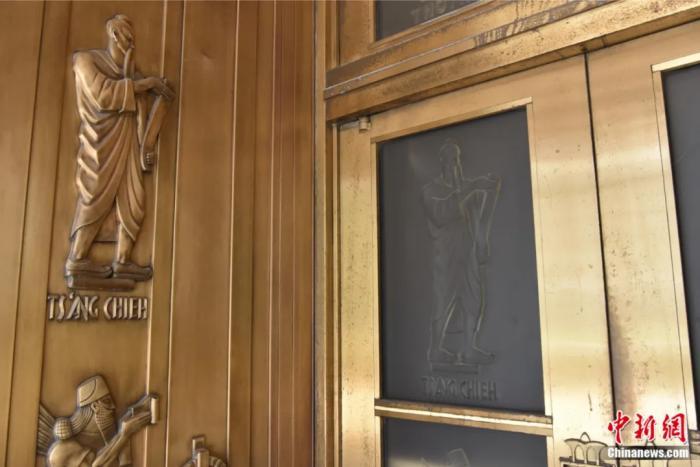 美国国会图书馆约翰·亚当斯大楼铜门上的仓颉像和名字。沙晗汀 摄