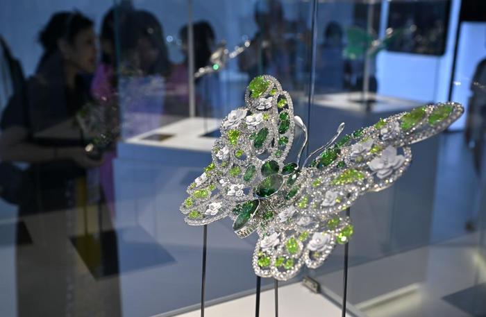 在消博会现场拍摄的一款由AI设计的珠宝摆件（4月13日摄）。新华社记者 郭程 摄