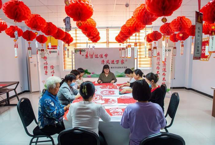 2023年9月26日，在河北省枣强县河西社区，党员干部和居民共同制作廉政剪纸作品。