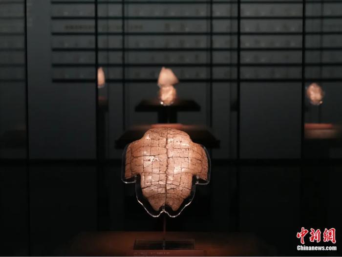 殷墟博物馆新馆展出刻划卜辞的甲骨片。阚力 摄