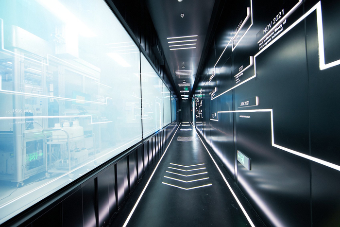 英矽智能自主研发建设的自动化机器人实验室。受访者供图