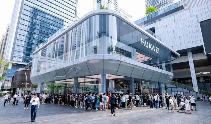 （首批顾客于华为旗舰店·深圳万象天地店外排队等候进场）