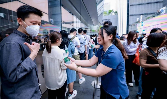 （体验顾问为排队中的顾客准备了零食与饮用水）
